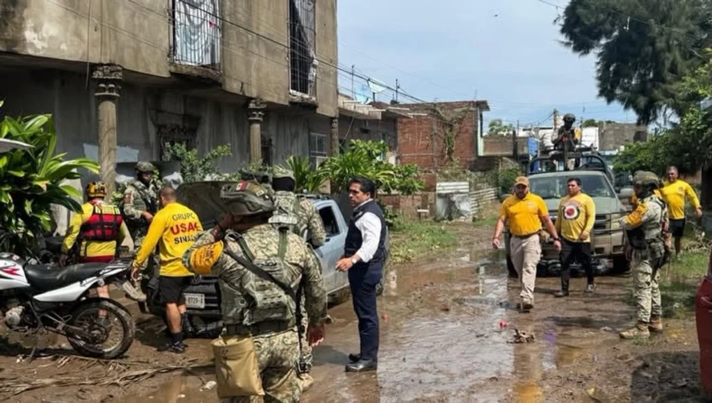 Calles y comunidades de Mocorito resultaron afectadas por el desbordamiento del río y del arroyo tras las lluvias; autoridades evalúan daños.