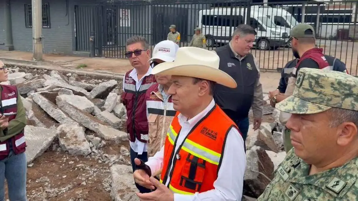 Recorrido del gobernador Alfonso Durazo por sectores afectados tras las fuertes lluvias registradas en Nogales.