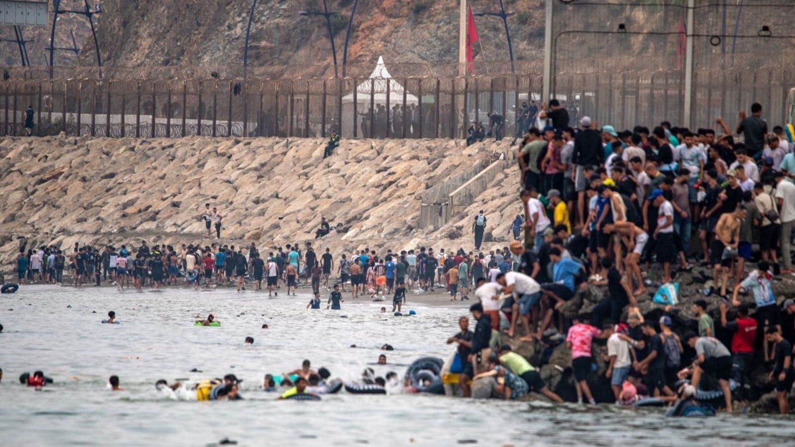 Aumenta a 57 los migrantes muertos en Ceuta; tragedia desata crisis humanitaria entre España y Marruecos