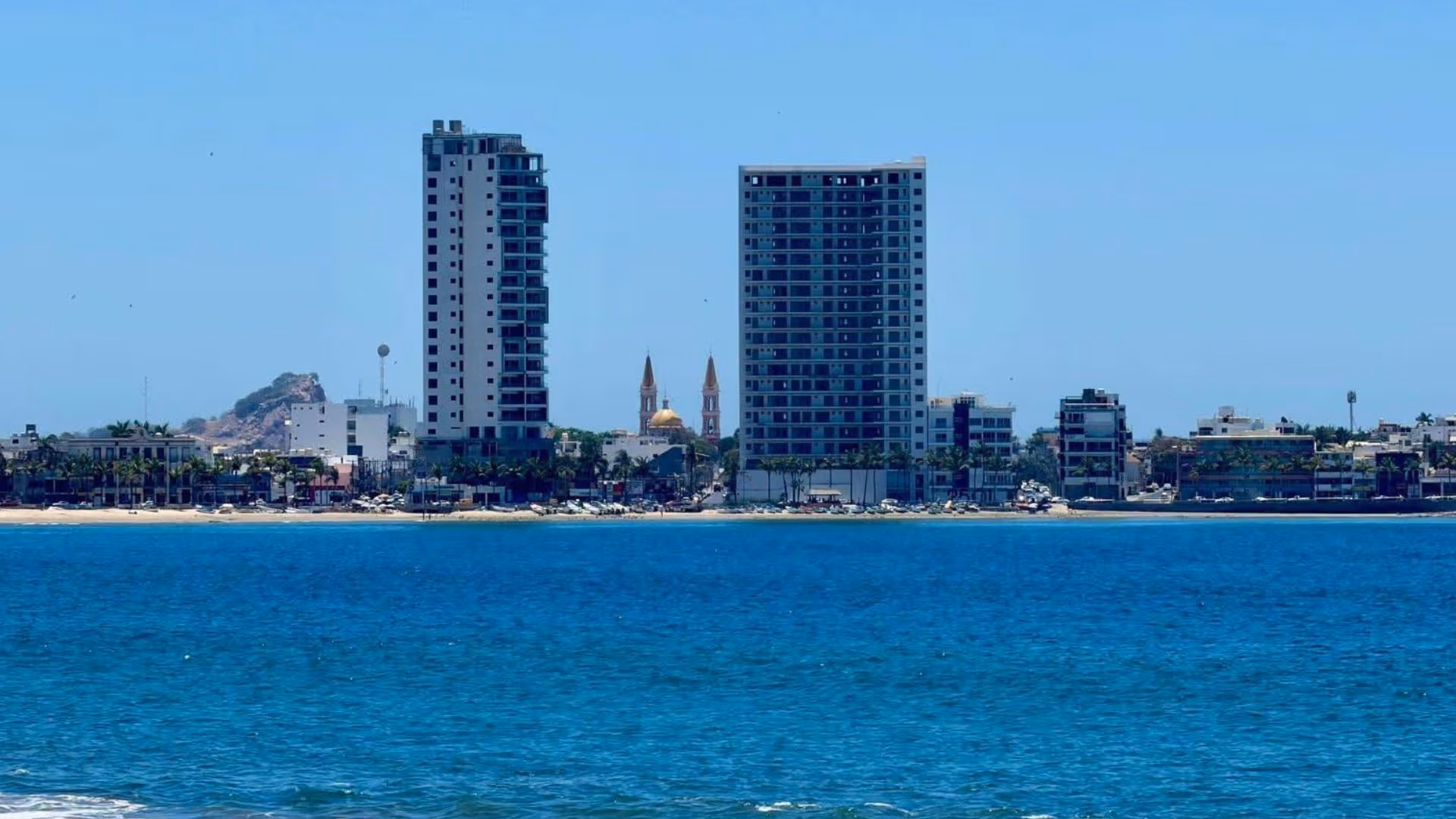 Playa de Mazatlán con acceso restringido mientras autoridades buscan a un cocodrilo. Foto: Policía de Mazatlán.